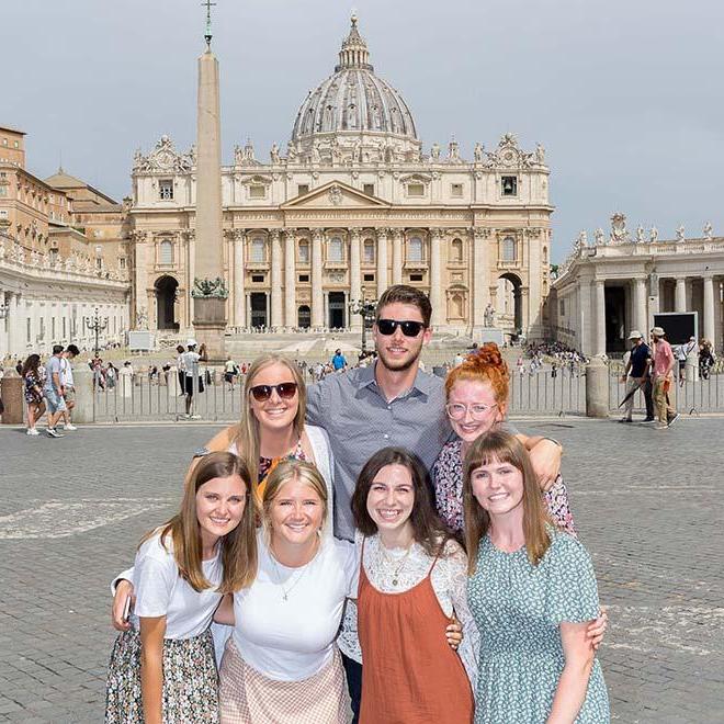 一群微笑的留学生在圣. 罗马的彼得大教堂